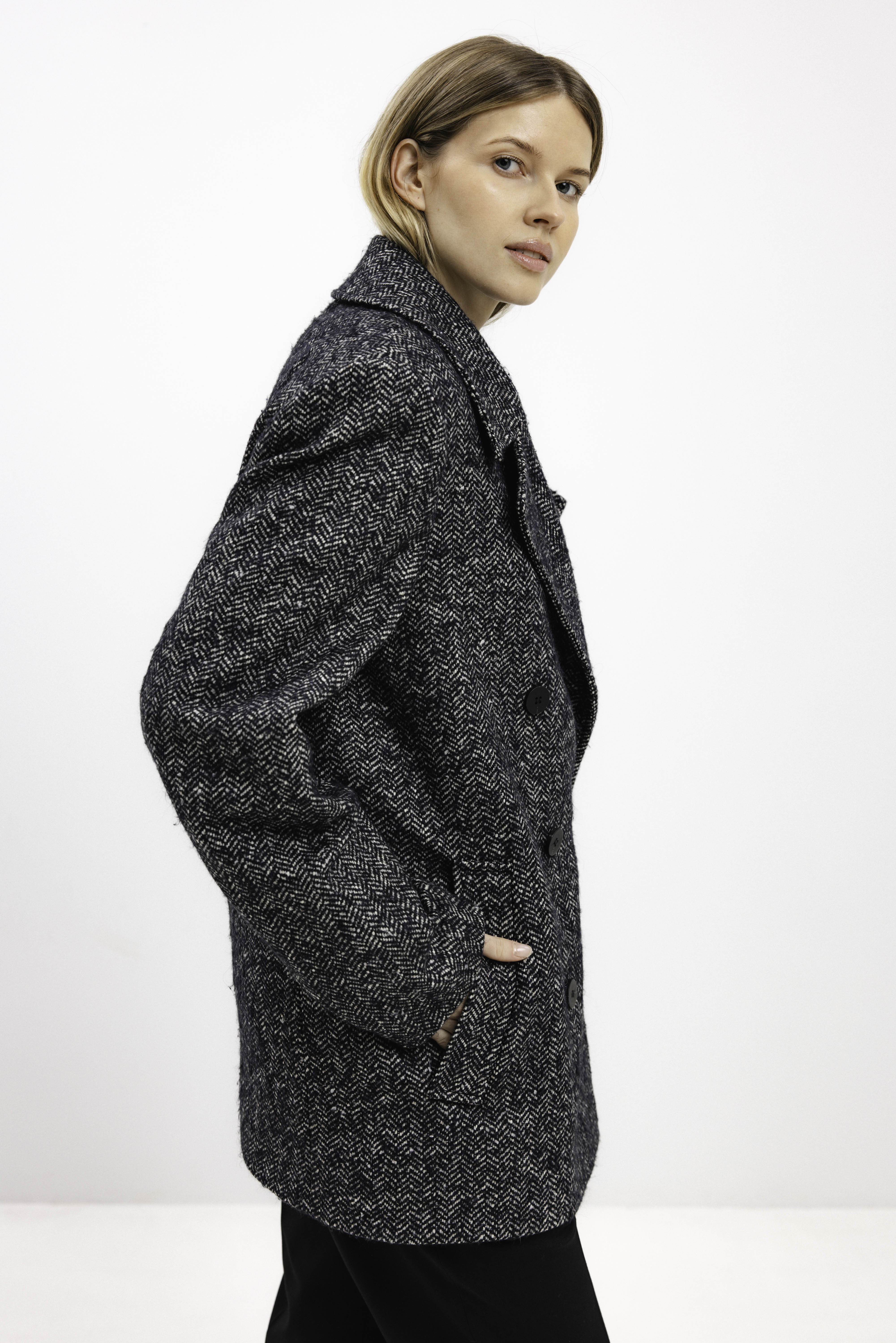 UNISEX DOUBLE-BREASTED WOOL COAT IN HERRINGBONE PATTERN