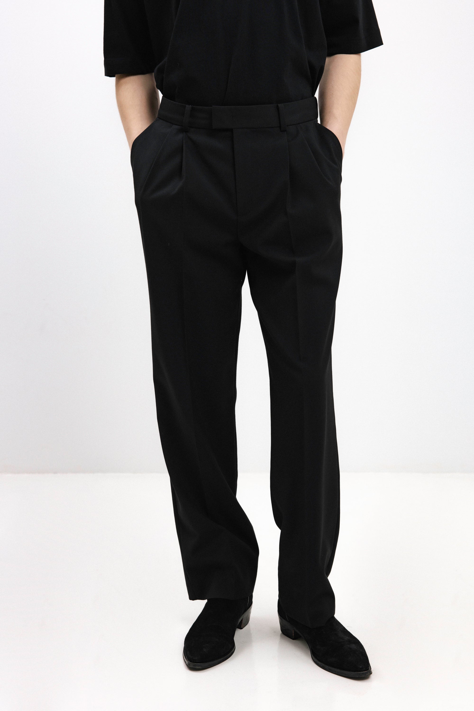 UNISEX JUODOS TIESIOS KELNĖS SU KLOSTE