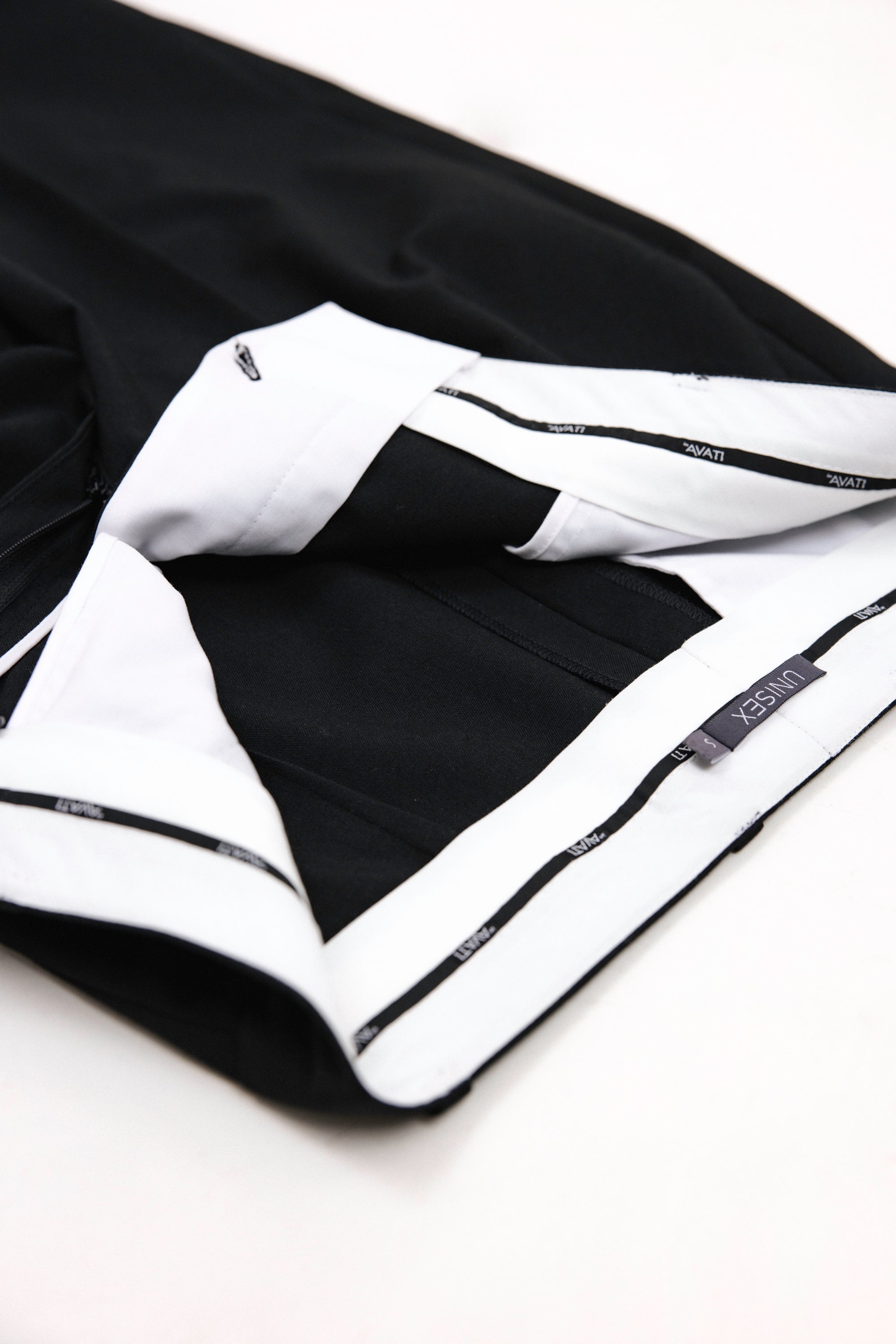 UNISEX JUODOS TIESIOS KELNĖS SU KLOSTE