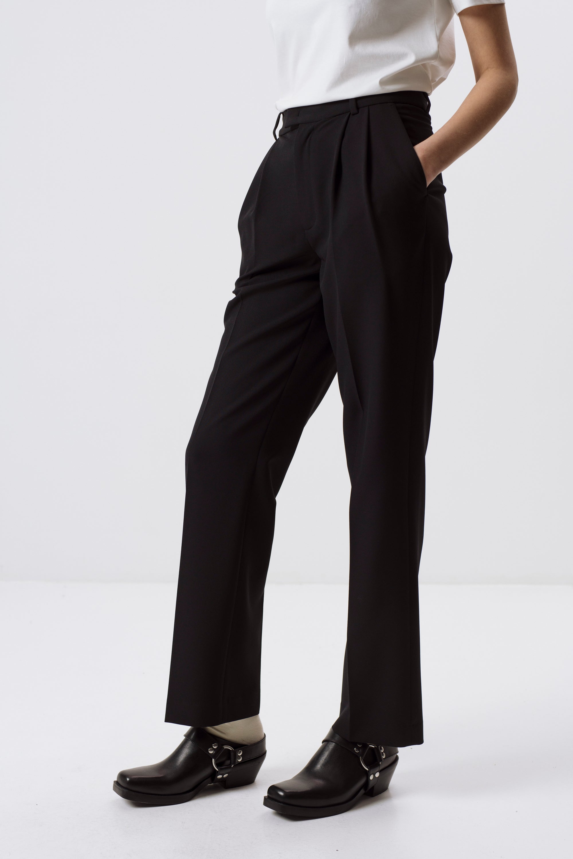 UNISEX BLACK STRAIGHT TROUSERS WITH PLEATS