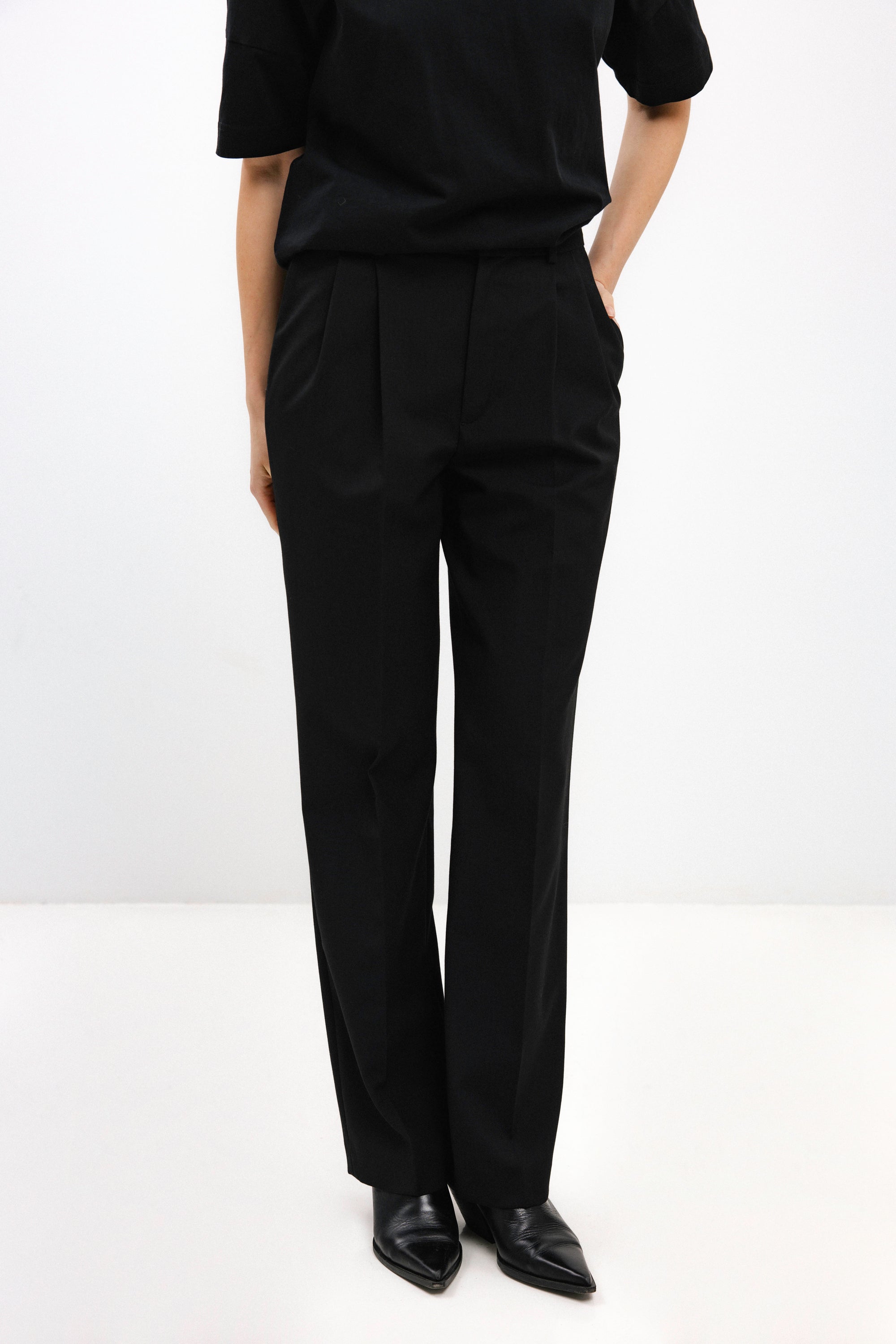 UNISEX BLACK STRAIGHT TROUSERS WITH PLEATS