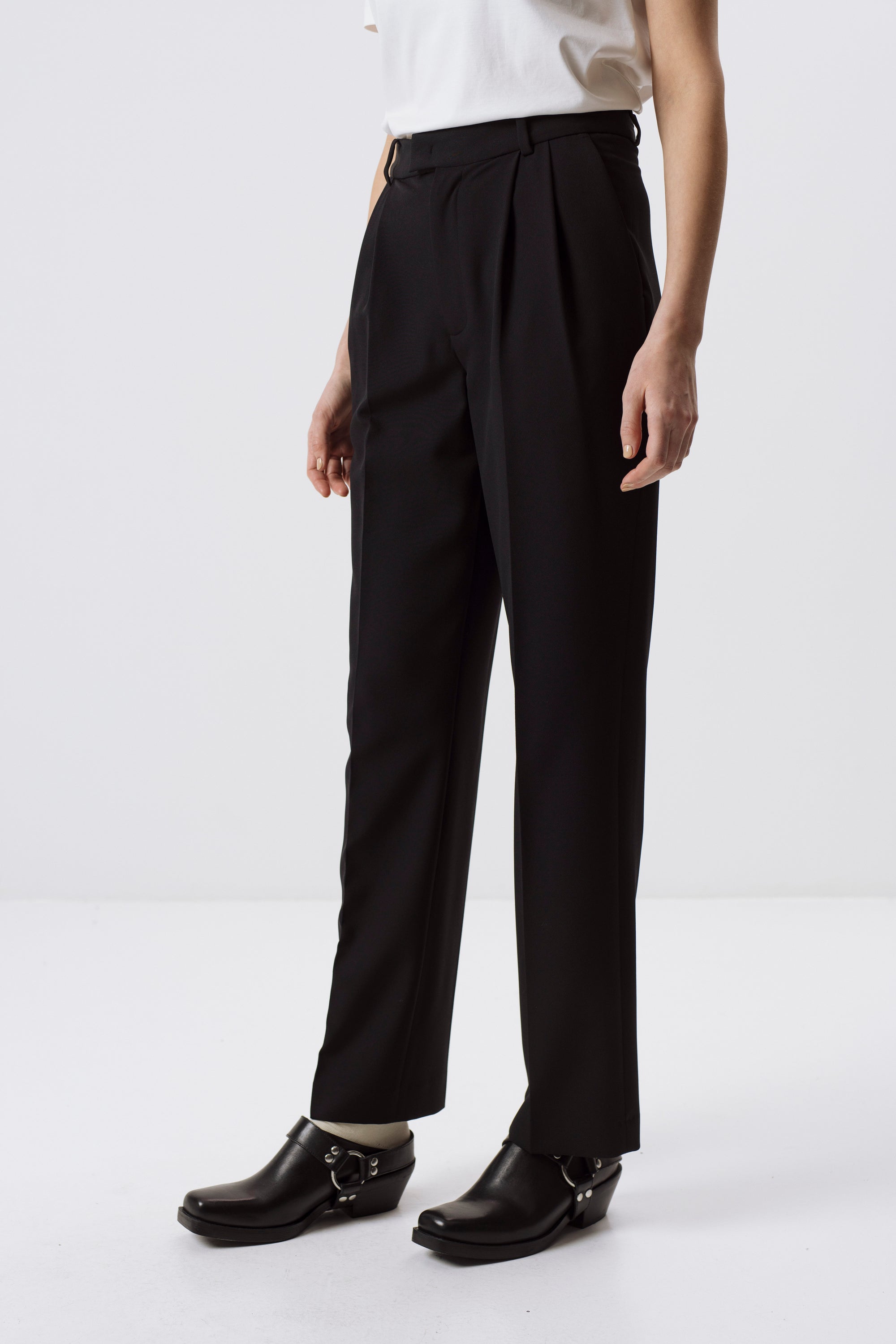 UNISEX BLACK STRAIGHT TROUSERS WITH PLEATS