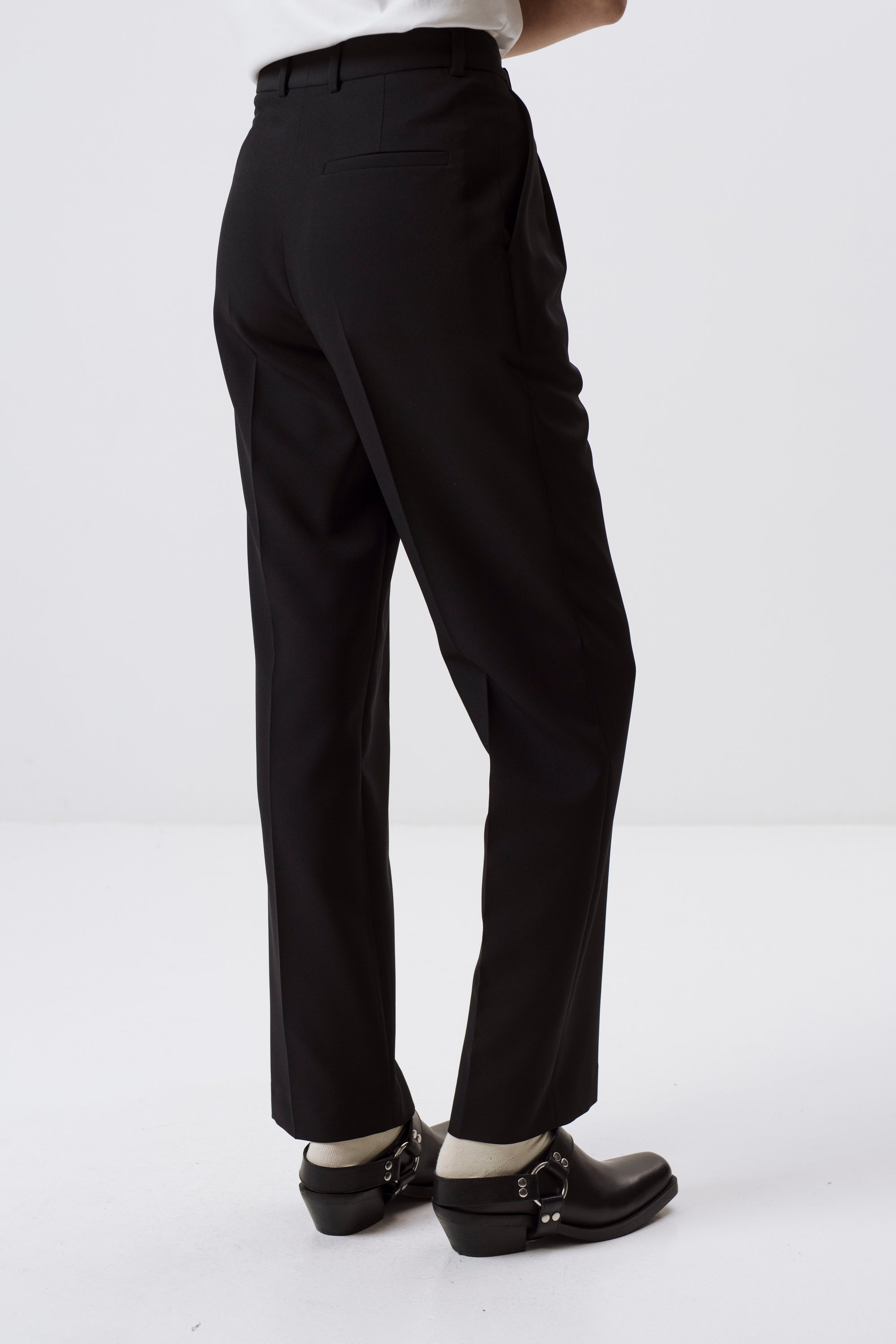 UNISEX BLACK STRAIGHT TROUSERS WITH PLEATS