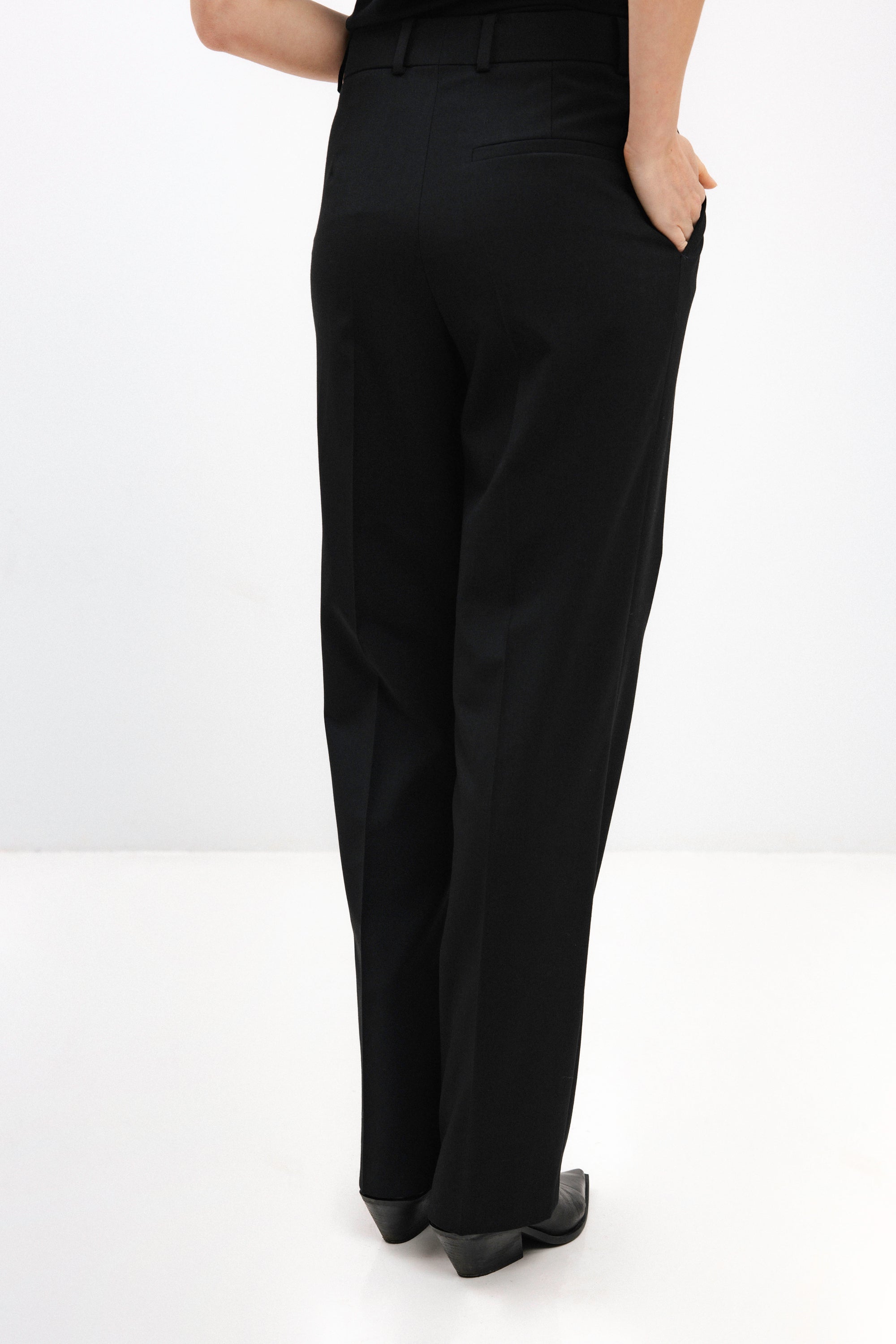 UNISEX JUODOS TIESIOS KELNĖS SU KLOSTE