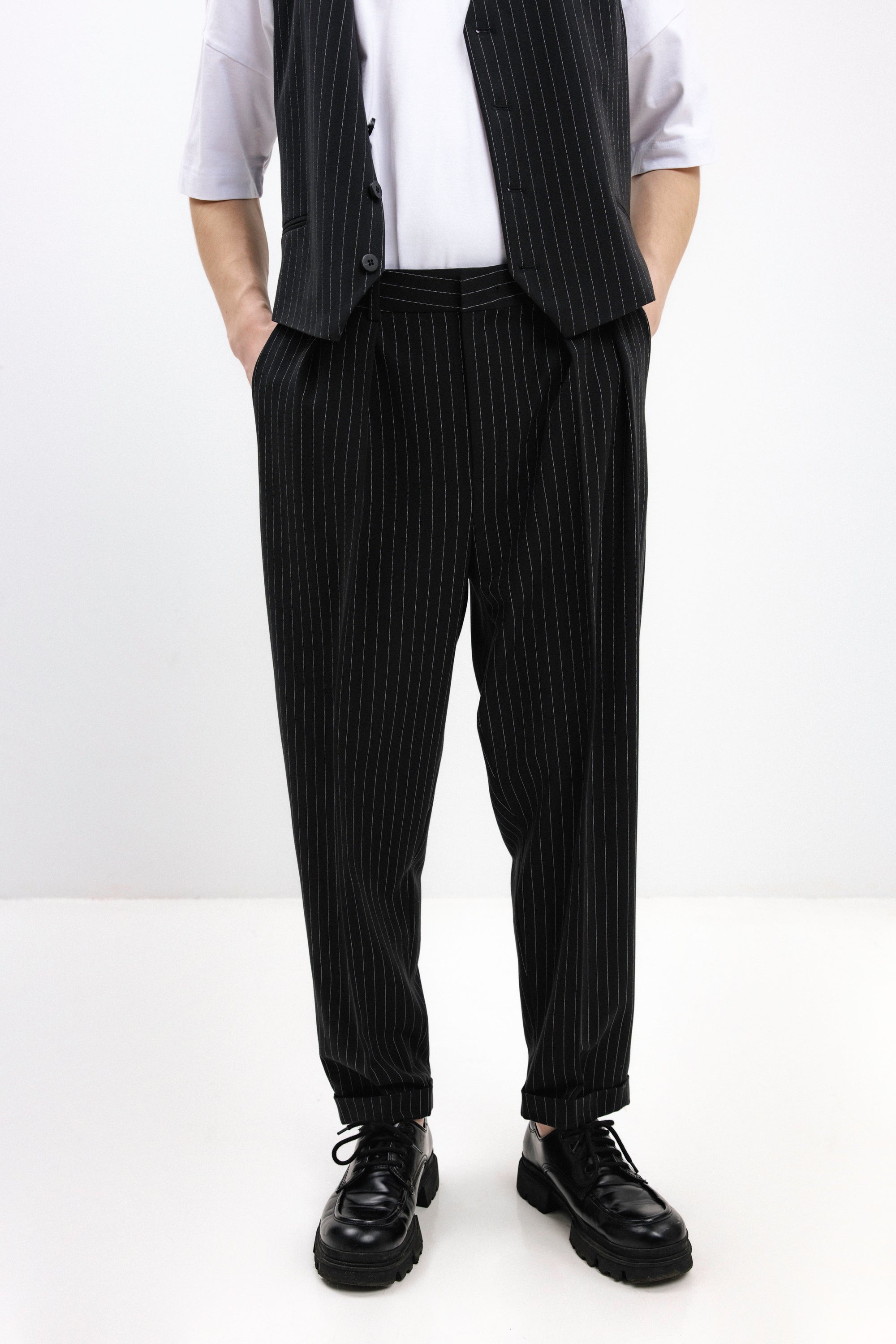 UNISEX DRYŽUOTOS TRUMPINTOS KELNĖS SU ATLENKTAIS GALAIS