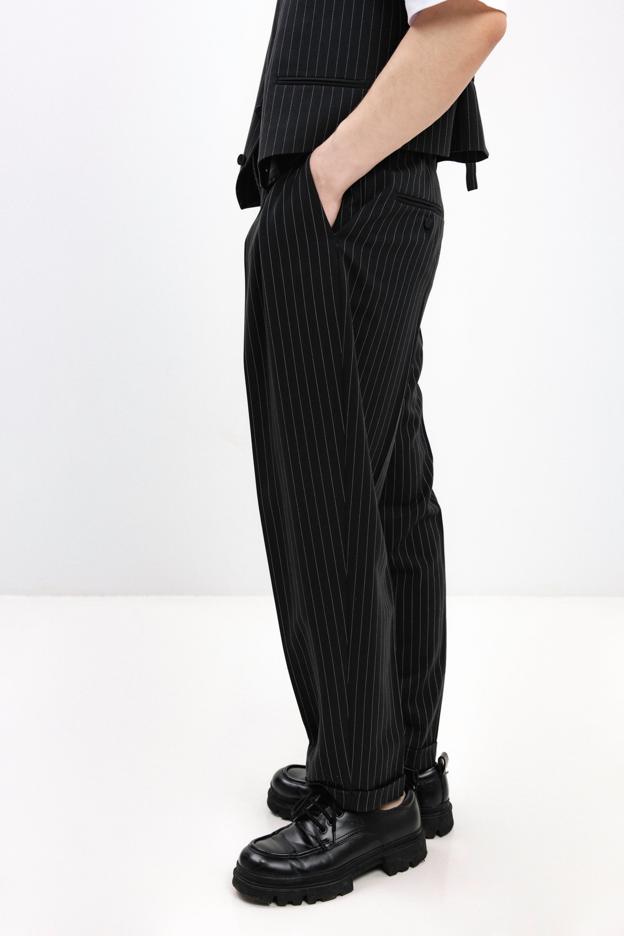 UNISEX DRYŽUOTOS TRUMPINTOS KELNĖS SU ATLENKTAIS GALAIS