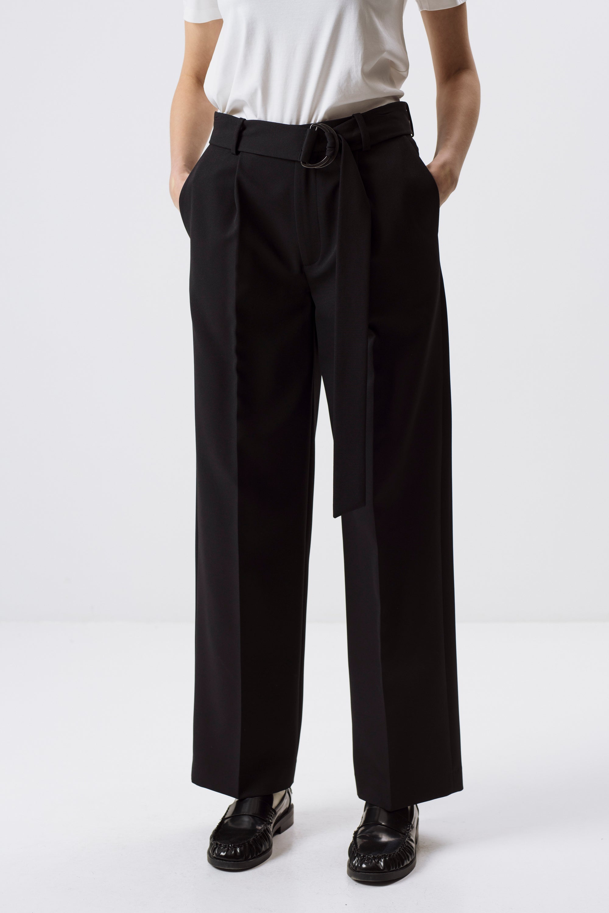 UNISEX-HOSE MIT GÜRTEL, DUNKELSCHOKOLADE, GERADEEM BEINNEN