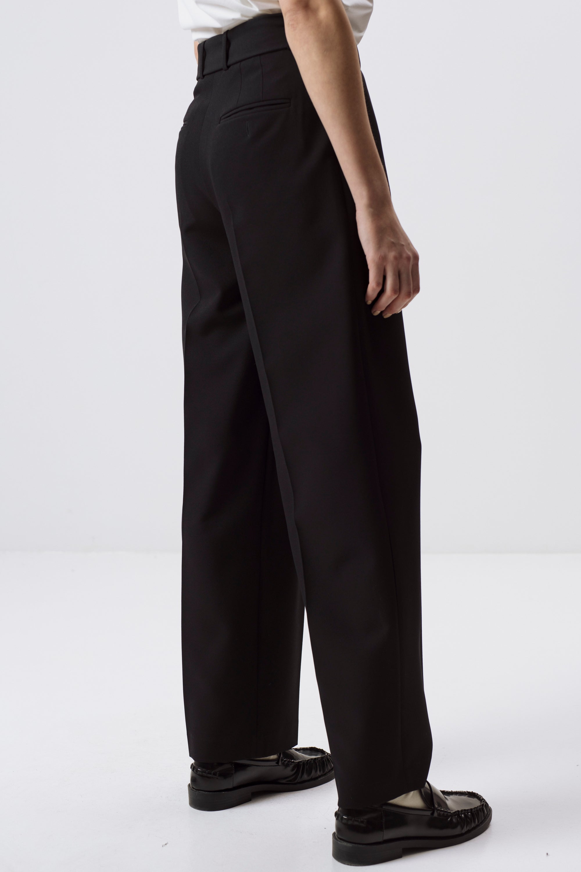 UNISEX-HOSE MIT GÜRTEL, DUNKELSCHOKOLADE, GERADEEM BEINNEN