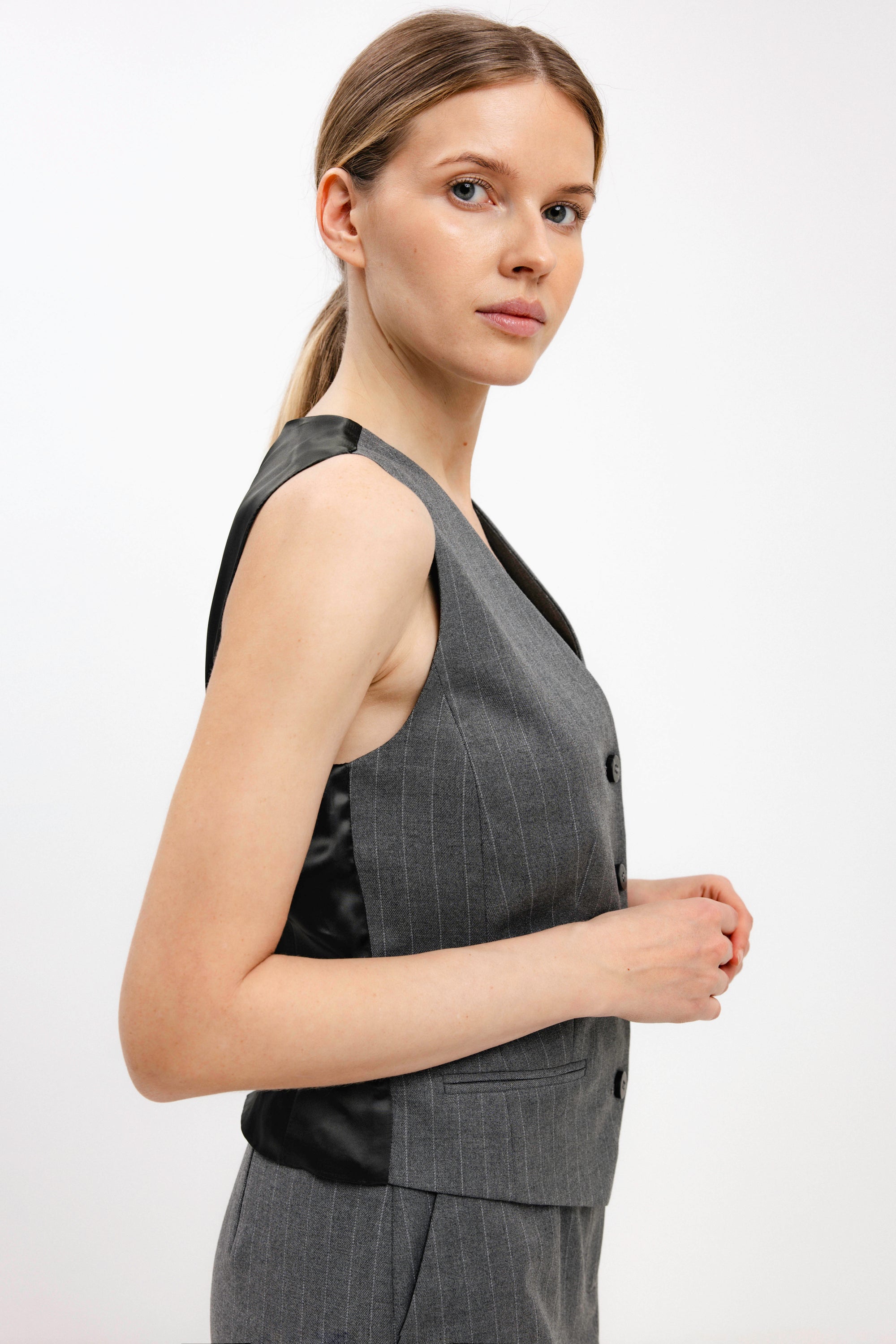 GREY STRIPED FITTED VEST