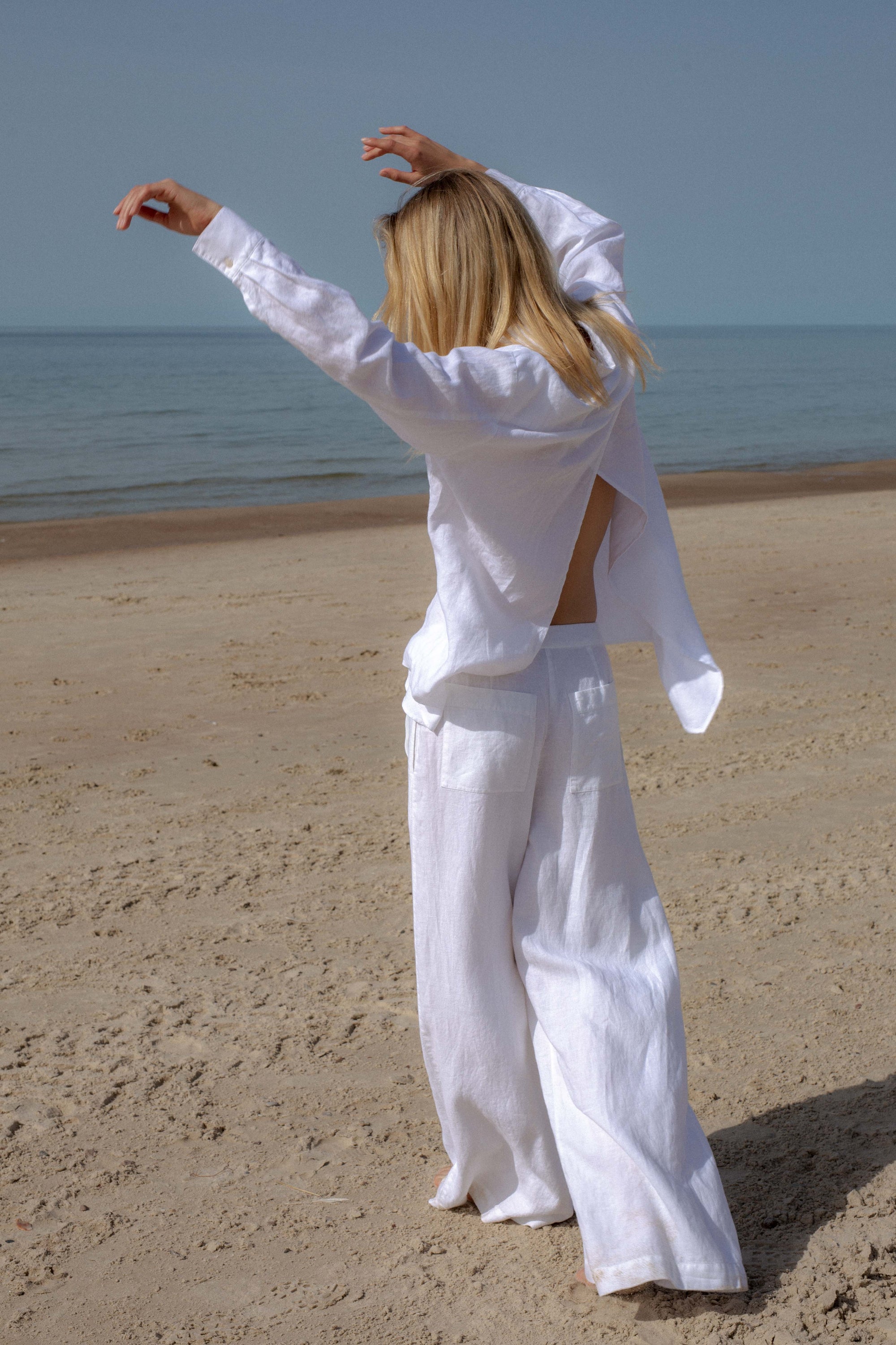 PLAČIOS LININĖS BALTOS KELNĖS