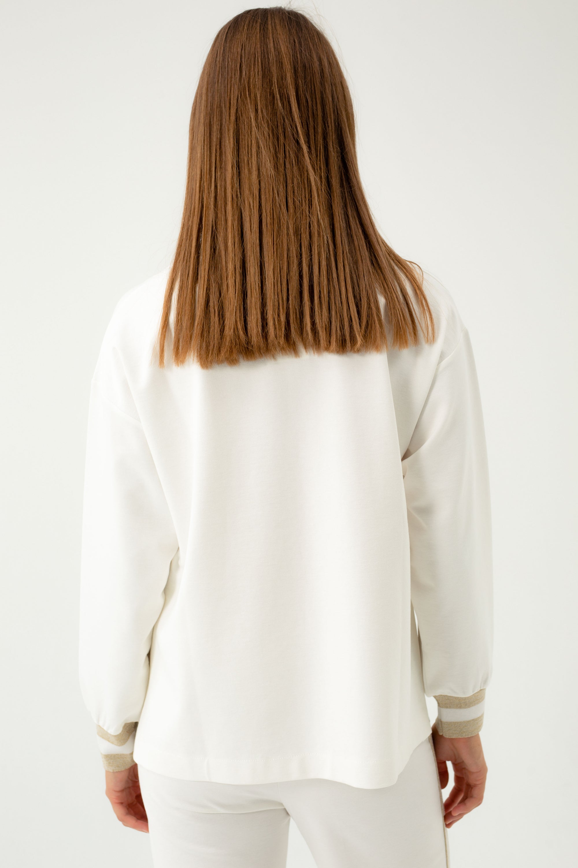 LAISVA BALTA PALAIDINĖ SU AUKSINĖMIS DETALĖMIS