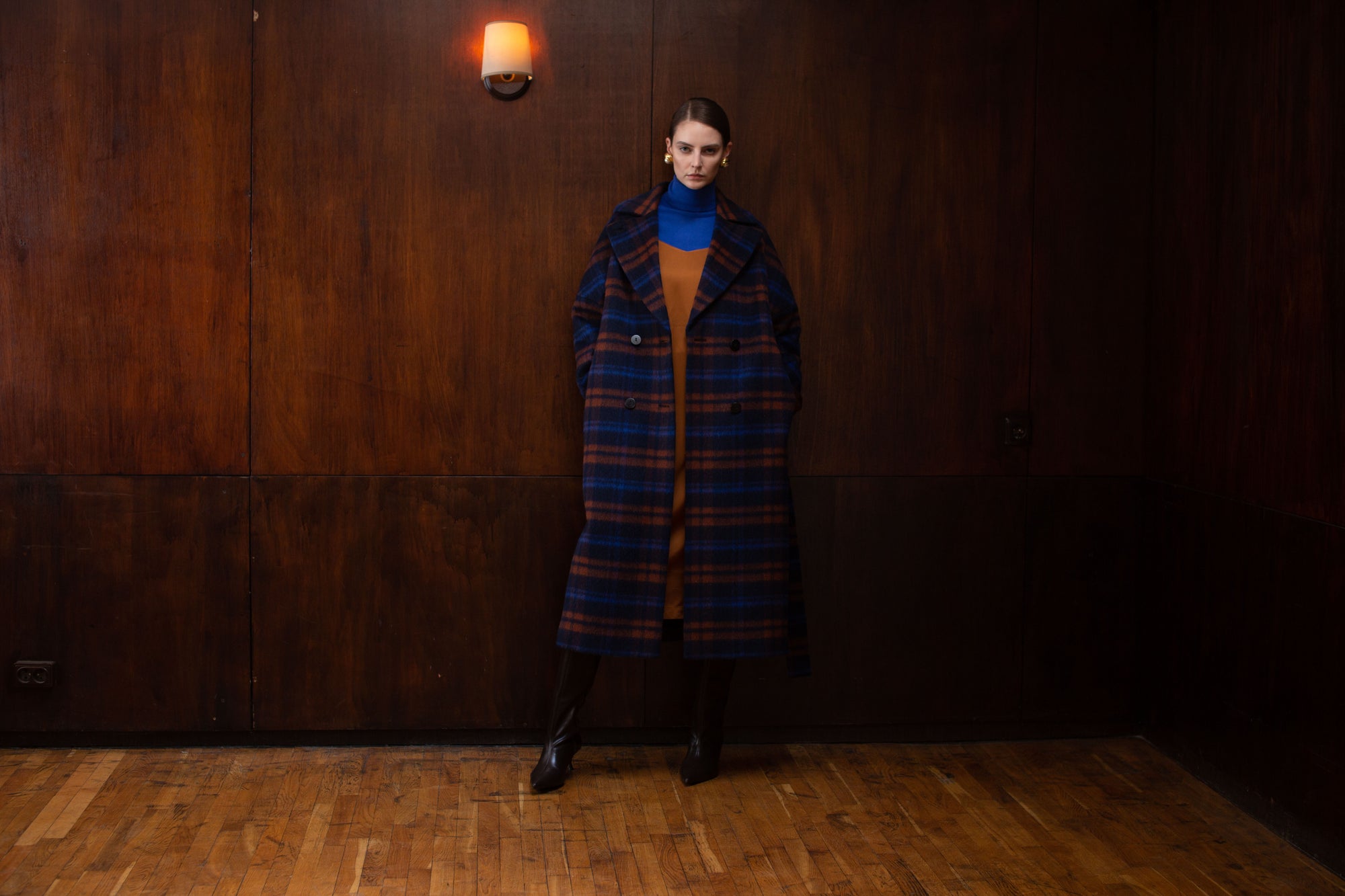 TIESAUS SILUETO SUKNELĖ SU PETNEŠĖLĖMIS 