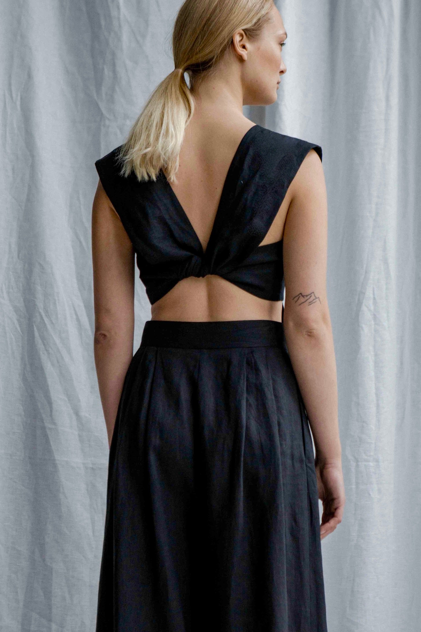 InAvati x Katia Beslik LINEN BRALETTE-TYPE TOP BLACK